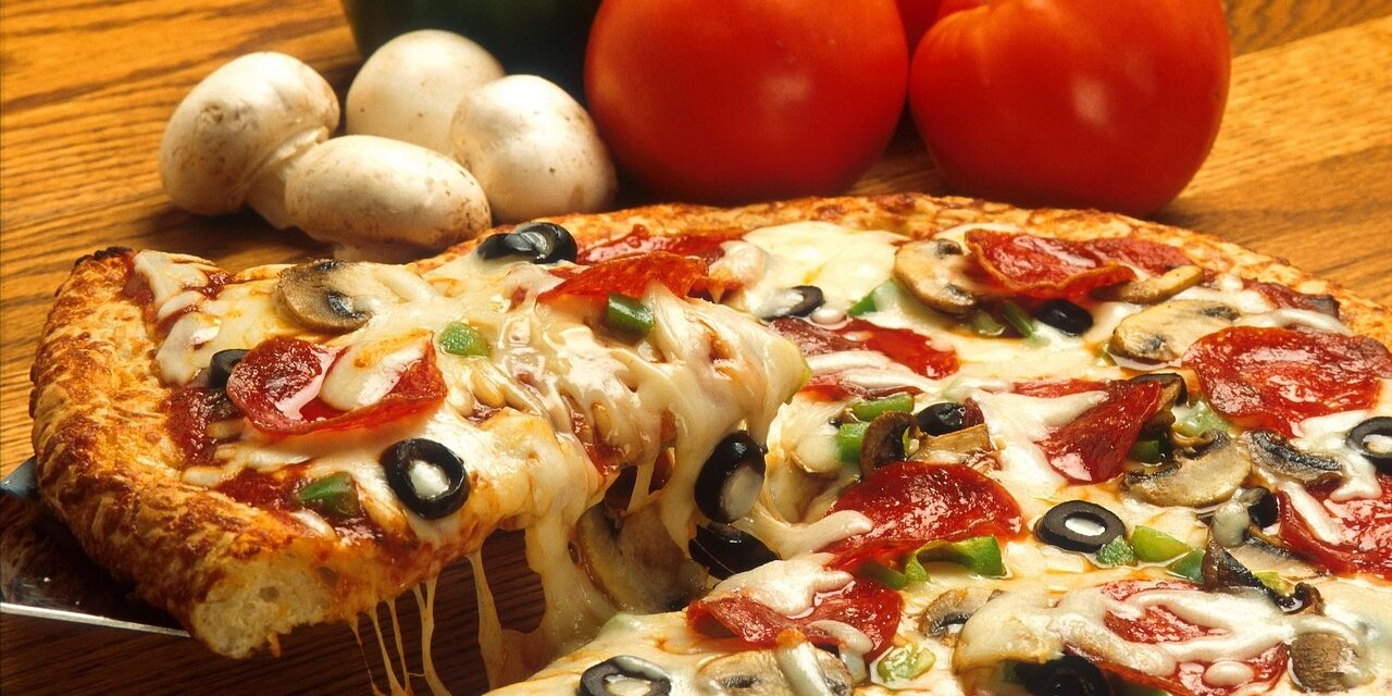Pizza de Pepperoni con Aceitunas, Champiñones y Pimiento: Sabor y Nutrición en Cada Porción