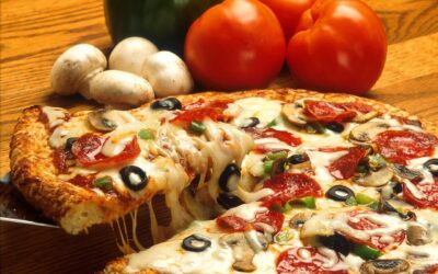 Pizza de Pepperoni con Aceitunas, Champiñones y Pimiento: Sabor y Nutrición en Cada Porción