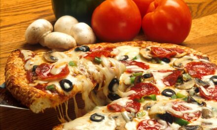 Pizza de Pepperoni con Aceitunas, Champiñones y Pimiento: Sabor y Nutrición en Cada Porción