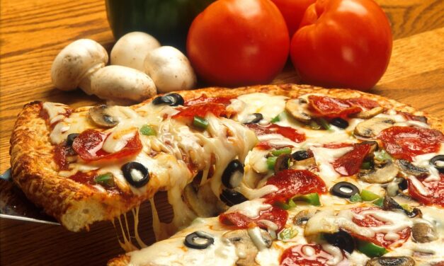 Pizza de Pepperoni con Aceitunas, Champiñones y Pimiento: Sabor y Nutrición en Cada Porción