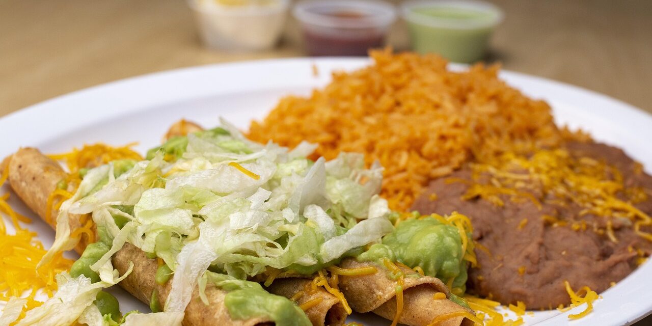 Tacos Dorados con Frijoles y Arroz: Sabor Tradicional y Valor Nutricional