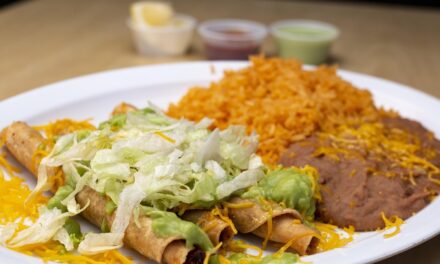 Tacos Dorados con Frijoles y Arroz: Sabor Tradicional y Valor Nutricional
